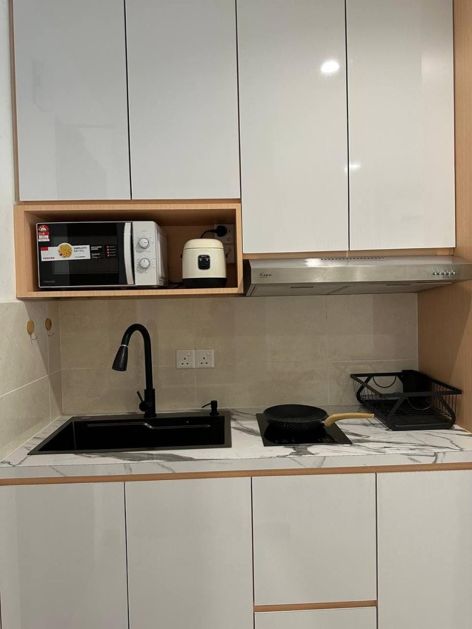 Kitchen or kitchenette, minibar, stove