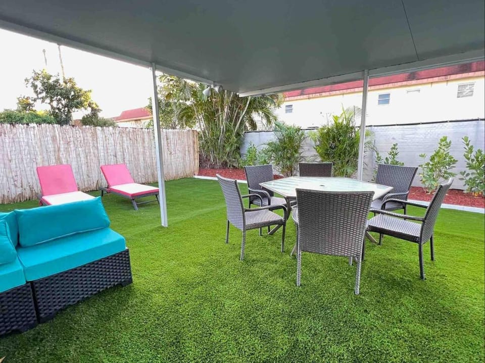 Royal Luxe Pool Home near Ft Laud airport and each House in Lauderdale Lakes