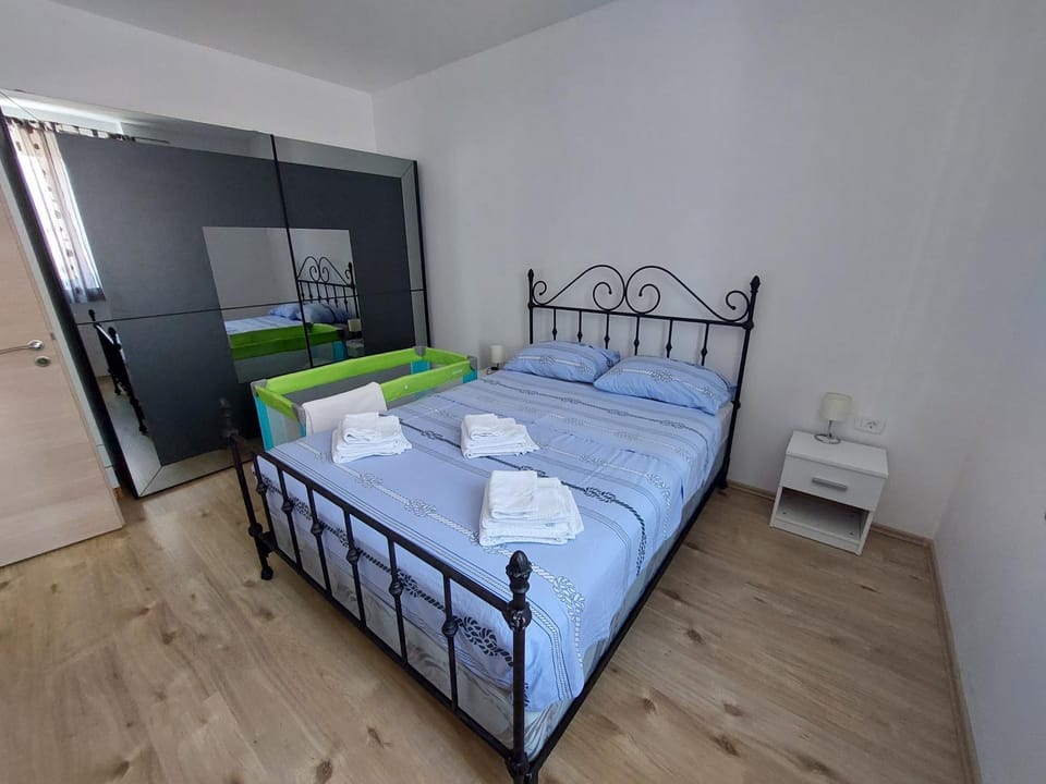 Bed, Bedroom, towels