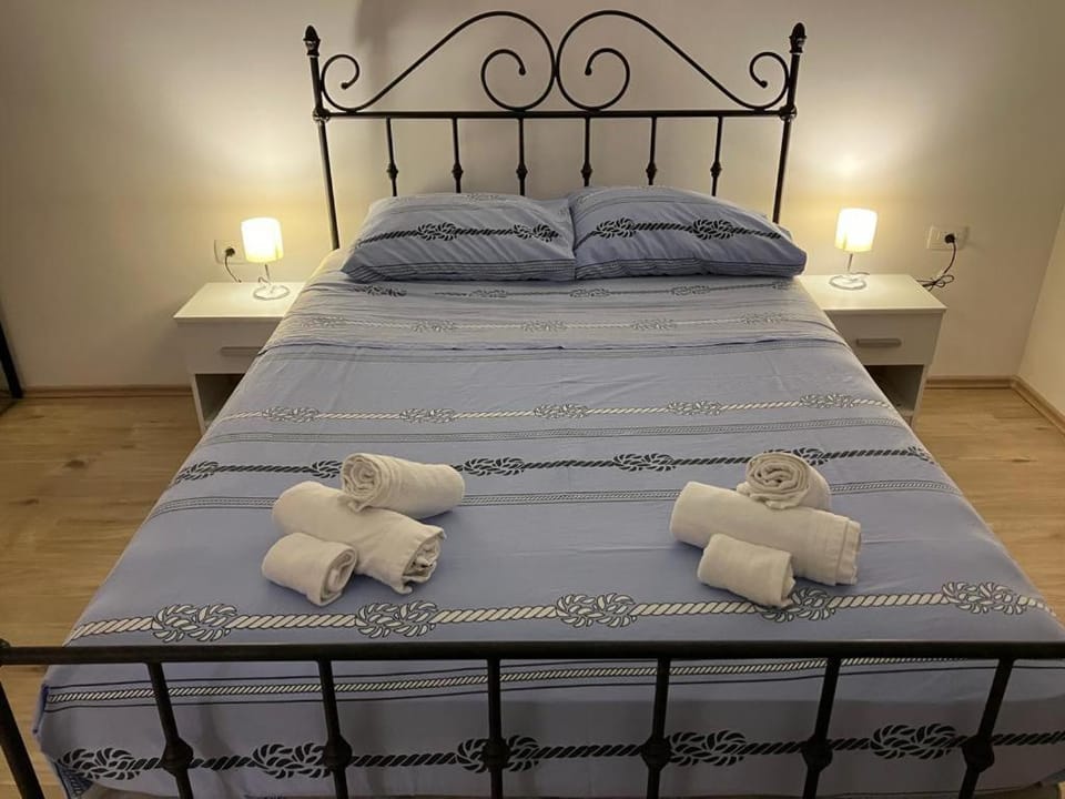 Bed, Bedroom, towels