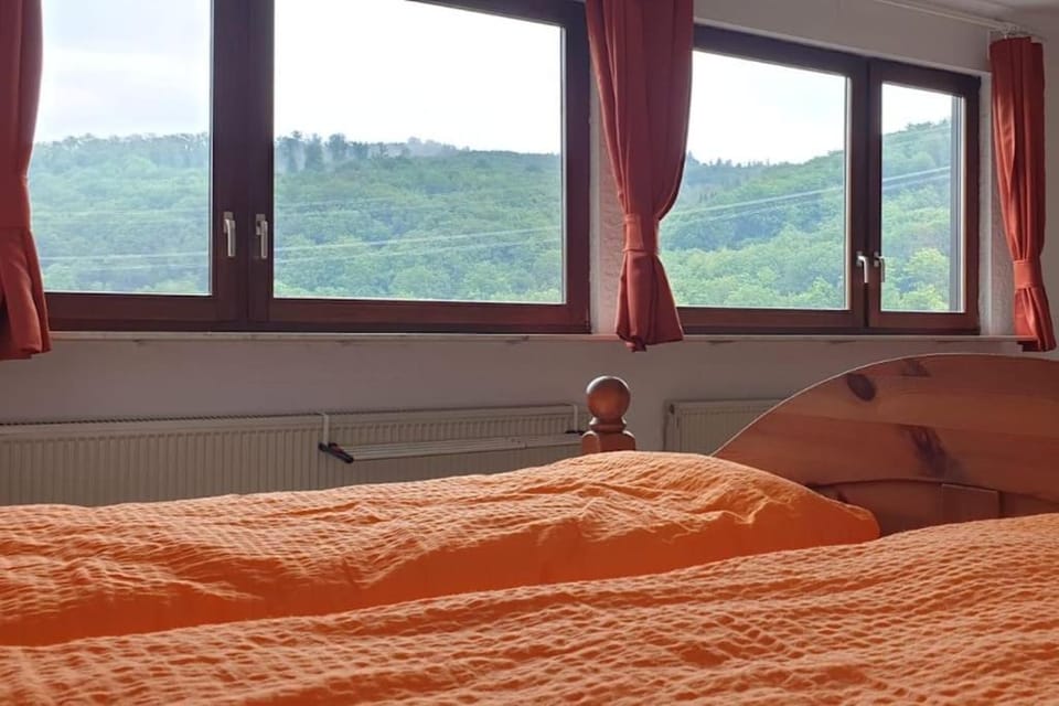 Bedroom, Mountain view