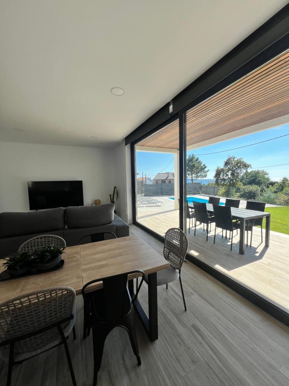 Communal lounge/ TV room, TV and multimedia, Living room, Seating area, Dining area, Pool view