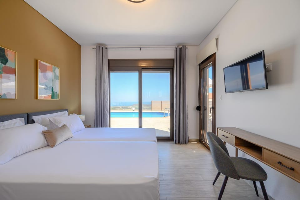 Bed, TV and multimedia, Photo of the whole room, Bedroom, Pool view