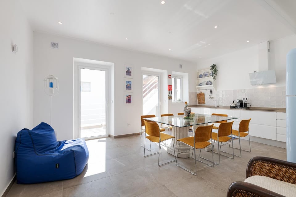 Kitchen or kitchenette, Living room, Seating area, Dining area
