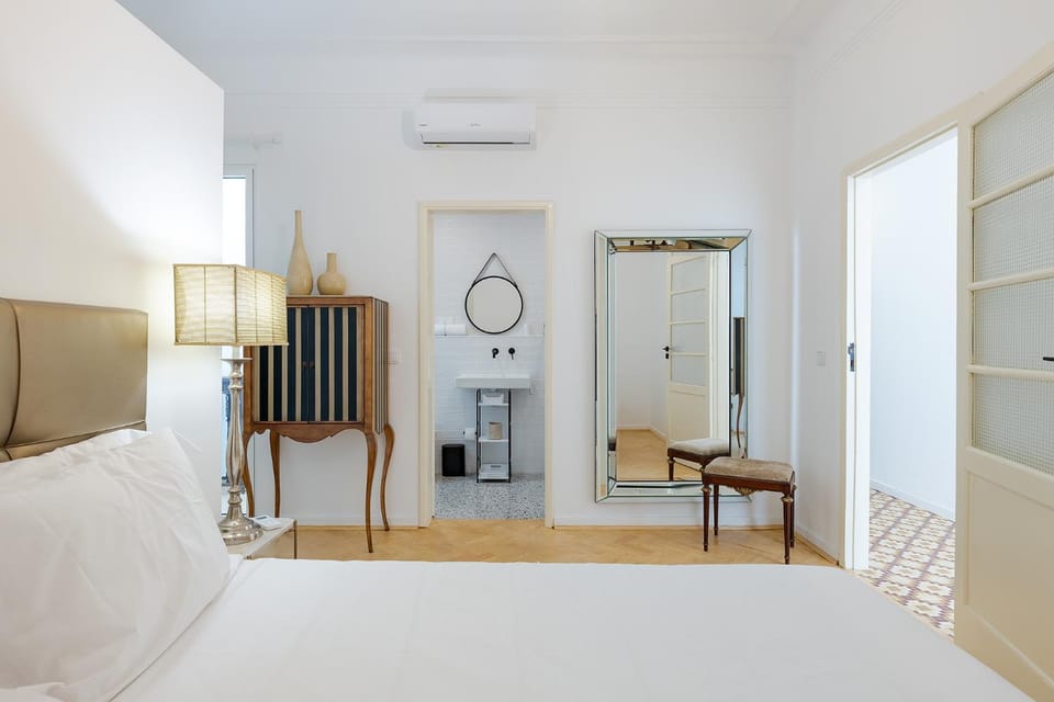 Photo of the whole room, Bedroom