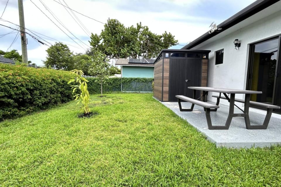 Sunny Delight Home Near Airport House in Dania Beach