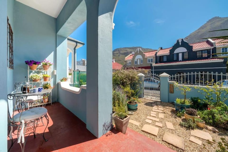 'Imagine' - Surfers Corner Muizenberg Village House in Cape Town