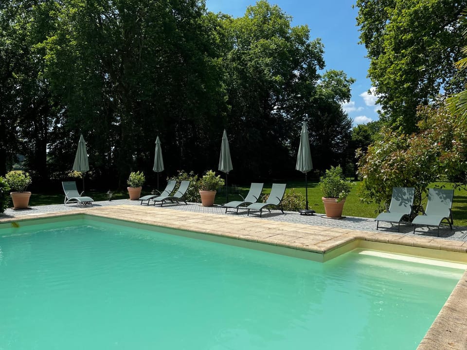 Swimming pool, sunbed