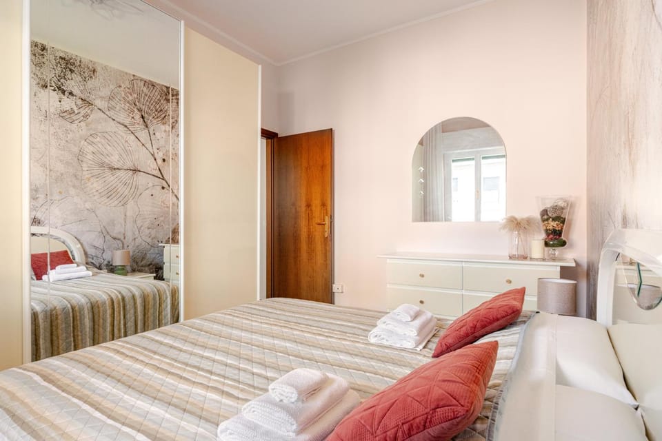 Bed, Photo of the whole room, Bedroom, towels, wardrobe