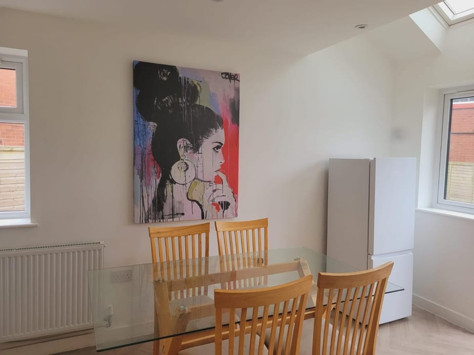 Kitchen or kitchenette, Seating area, Dining area, oven