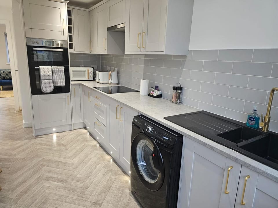 Coffee/tea facilities, Kitchen or kitchenette, oven, stove, toaster, washing machine