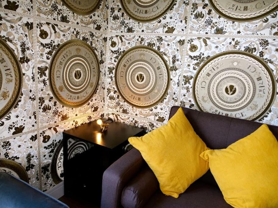 Stunningly Opulent Gold Apartment Near Sheffield FULL SKY TV Apartment in Rotherham