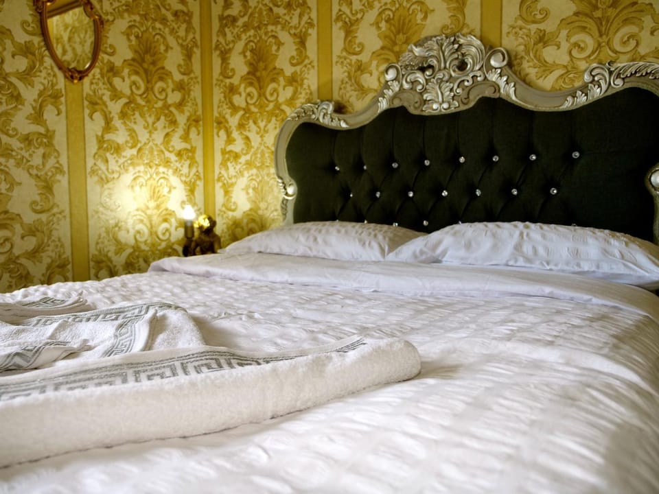 Stunningly Opulent Gold Apartment Near Sheffield FULL SKY TV Apartment in Rotherham