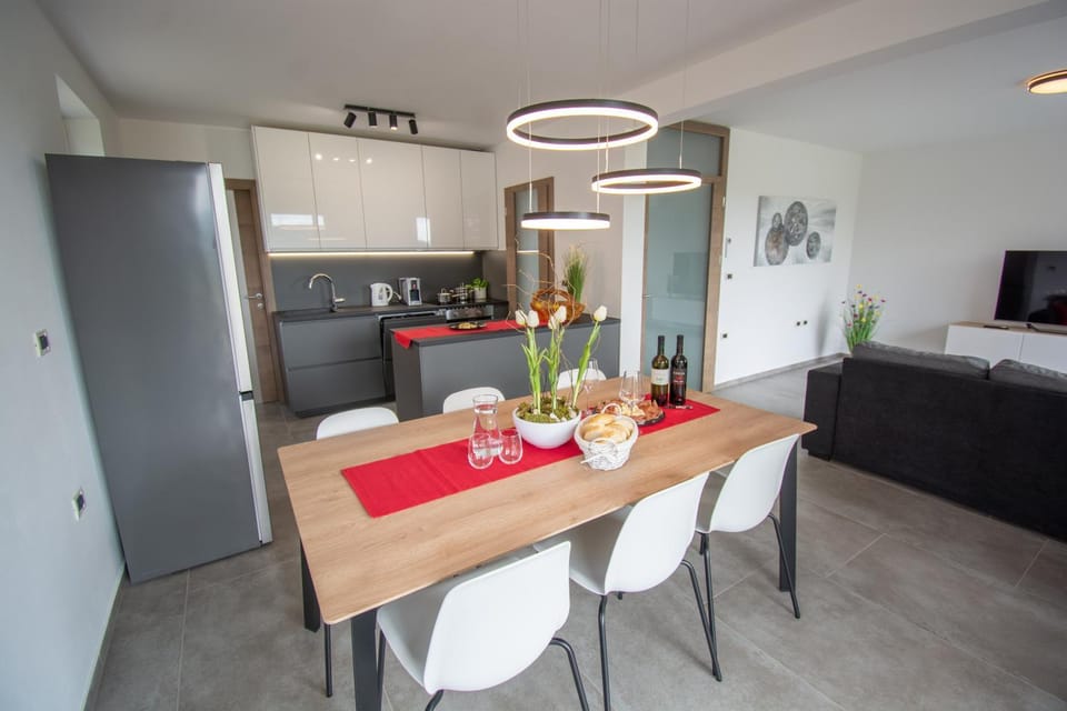 TV and multimedia, Kitchen or kitchenette, Living room, Seating area, Dining area