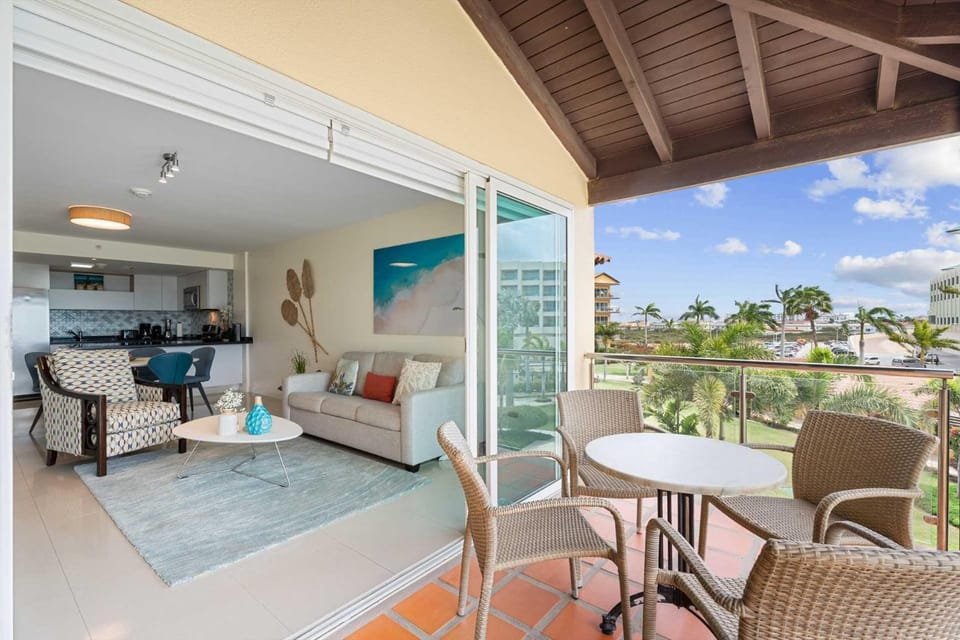Beachfront - Deluxe View 1BR condo - E323-2 House in Noord