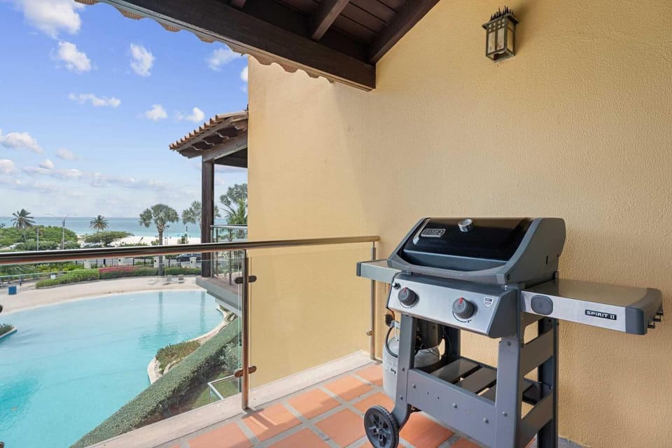 Beachfront - Deluxe View 1BR condo - E323-2 House in Noord