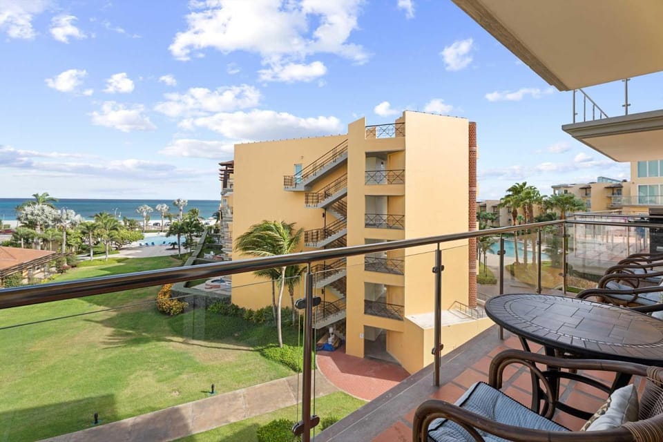 Beachfront - Emerald View 2BR condo - P416 House in Noord