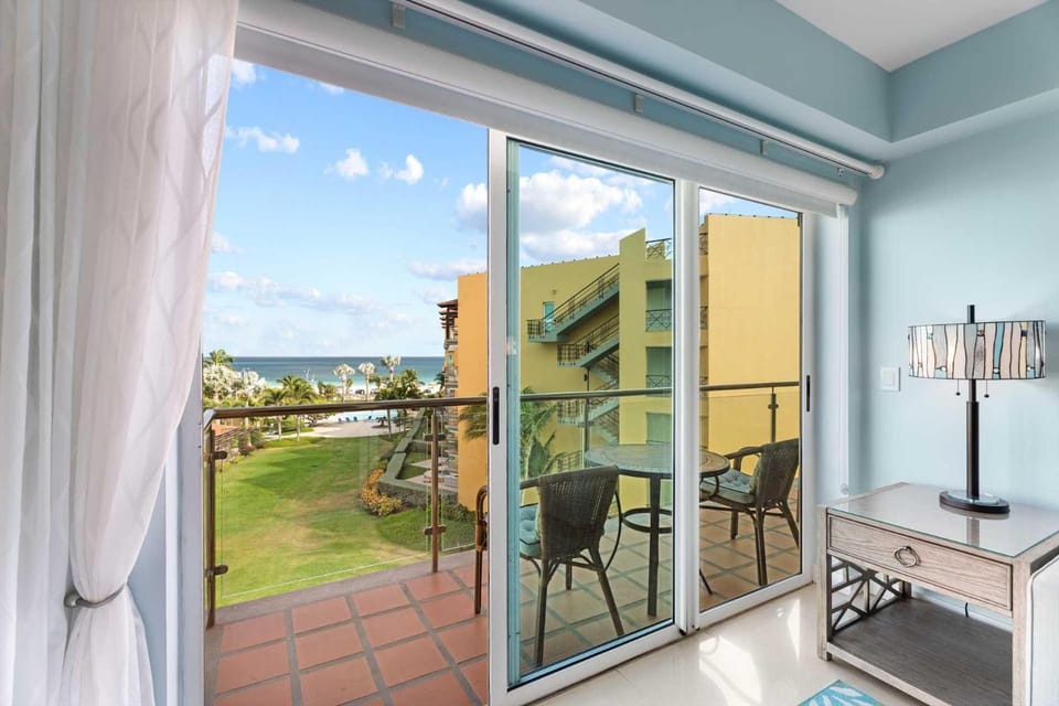Beachfront - Emerald View 2BR condo - P416 House in Noord