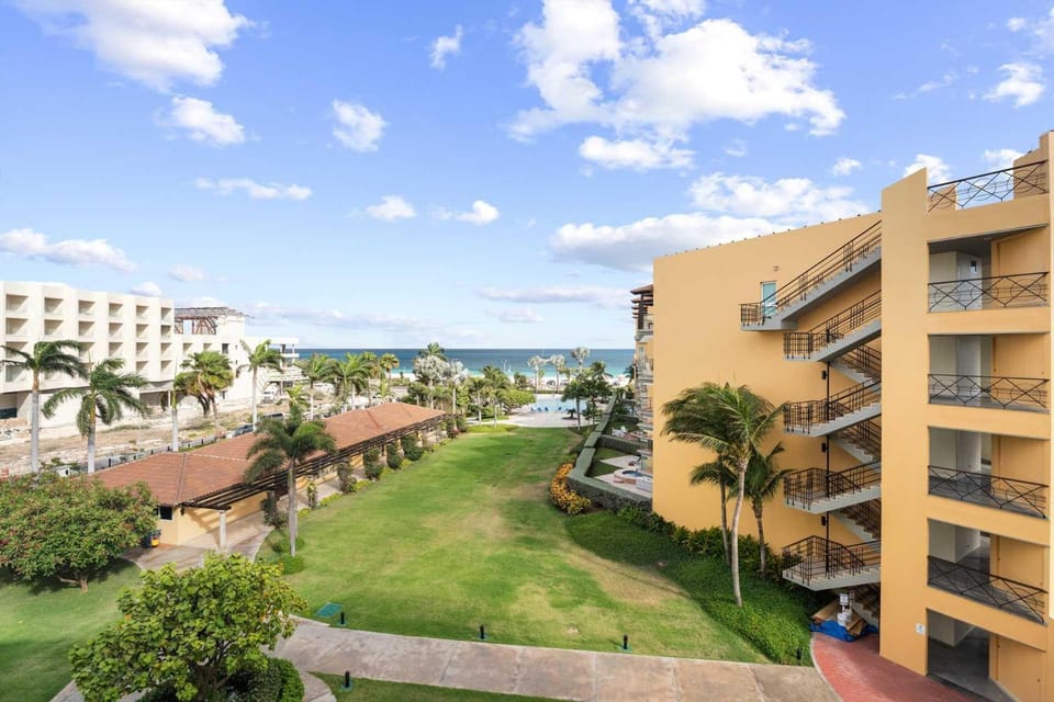 Beachfront - Emerald View 2BR condo - P416 House in Noord