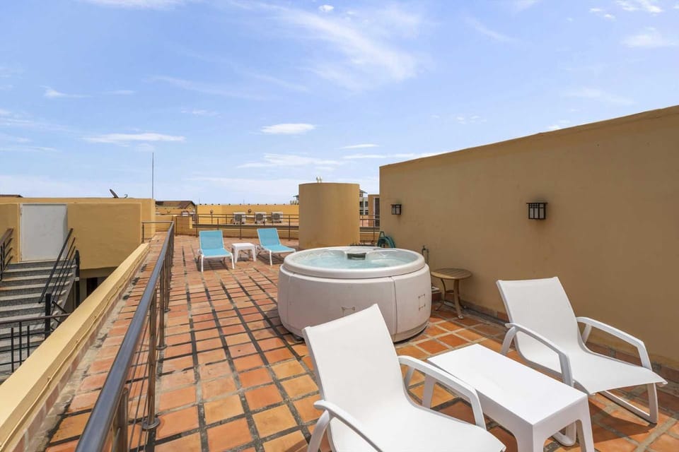 Beachfront - Tropical Penthouse 1BR condo - BG532 House in Noord