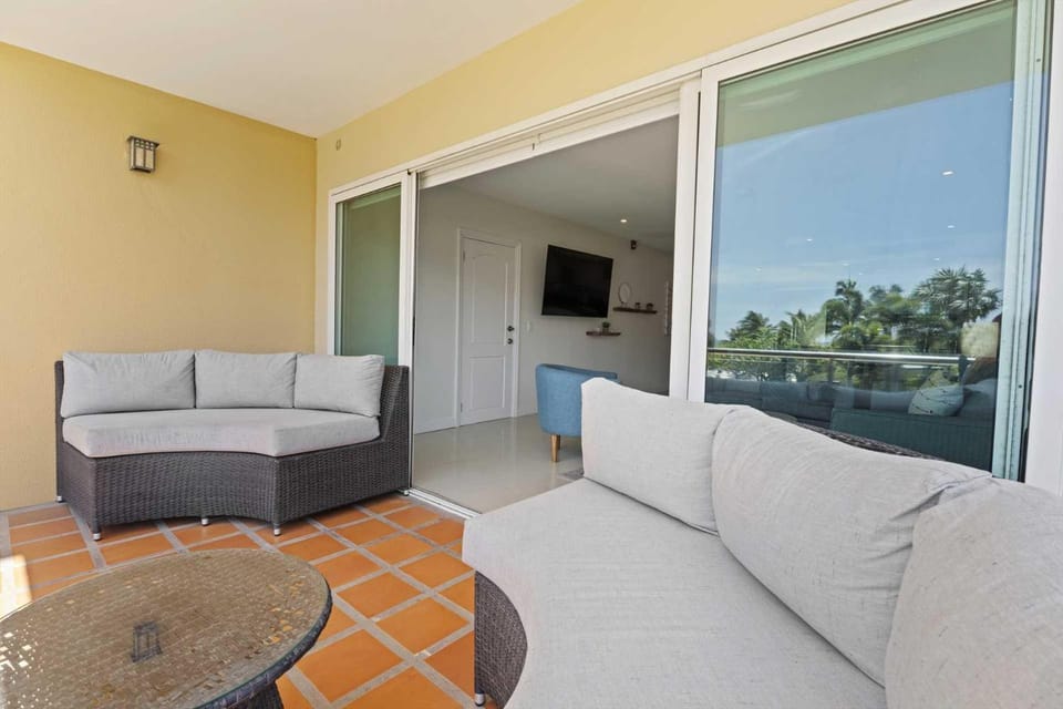 Beachfront - Superior View 2BR condo - E225-2 House in Noord