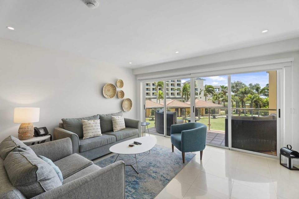 Beachfront - Superior View 2BR condo - E225-2 House in Noord