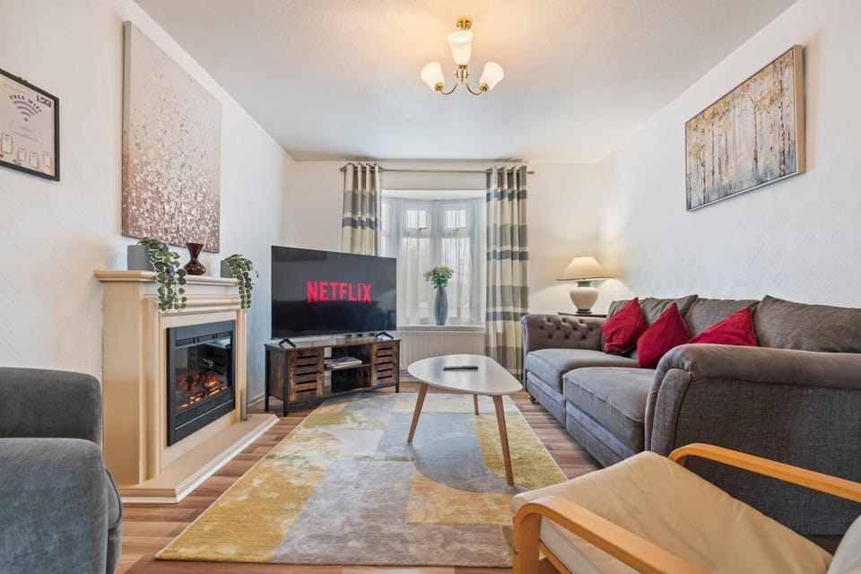 TV and multimedia, Living room, Photo of the whole room, Decorative detail, Seating area, Area and facilities, fireplace, furniture, heating, internet