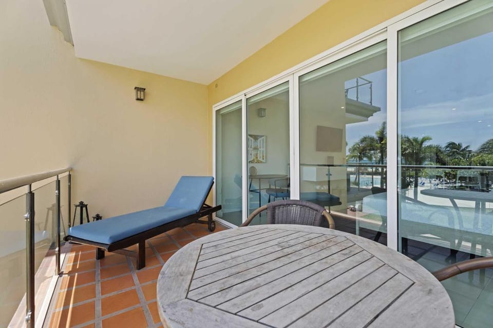 Beachfront - Superior View Studio condo - E225-1 Apartment in Noord