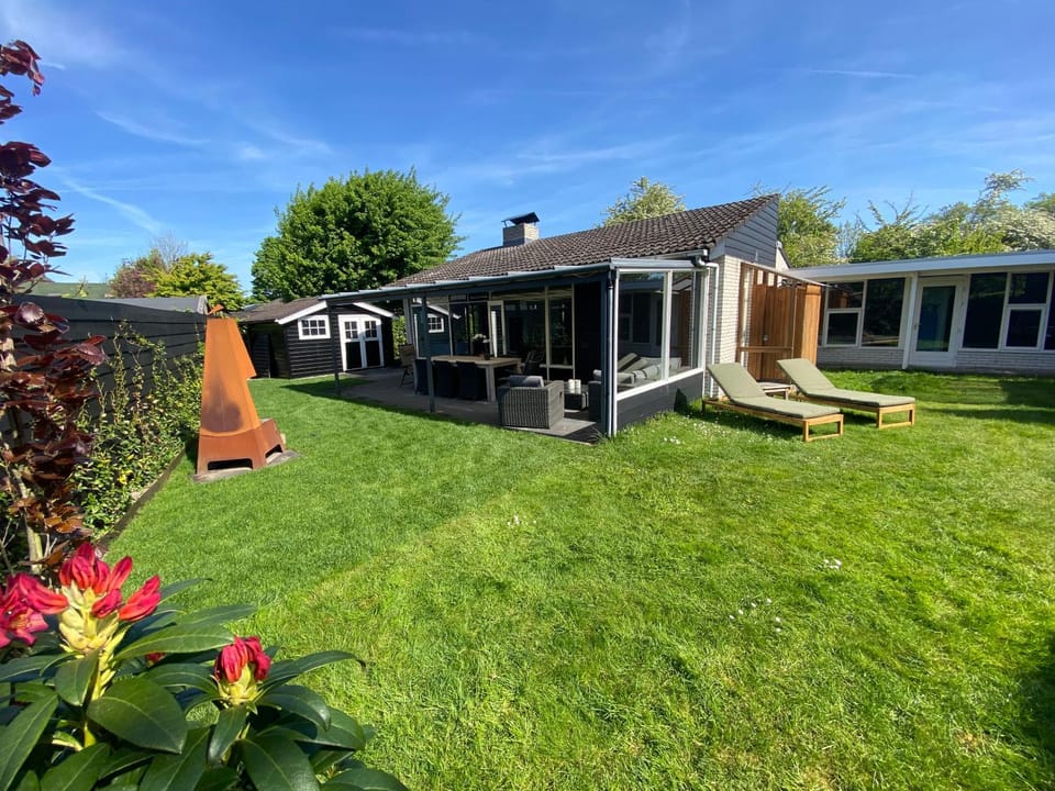Bungalow near beach with large private garden House in Ouddorp