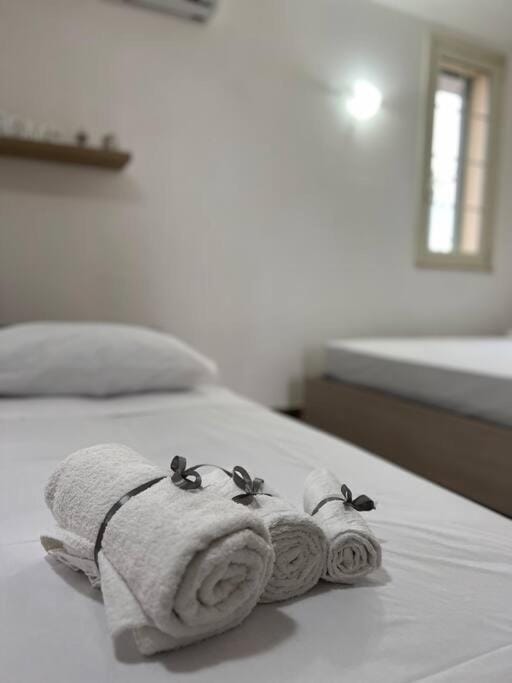 Bed, towels