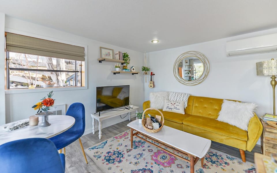Lakefront Honeymoon Bay Studio Cottage House in Washington