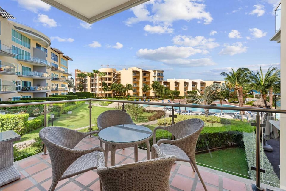 Beachfront - Ambiente Elegante 2BR condo - BC256 House in Noord