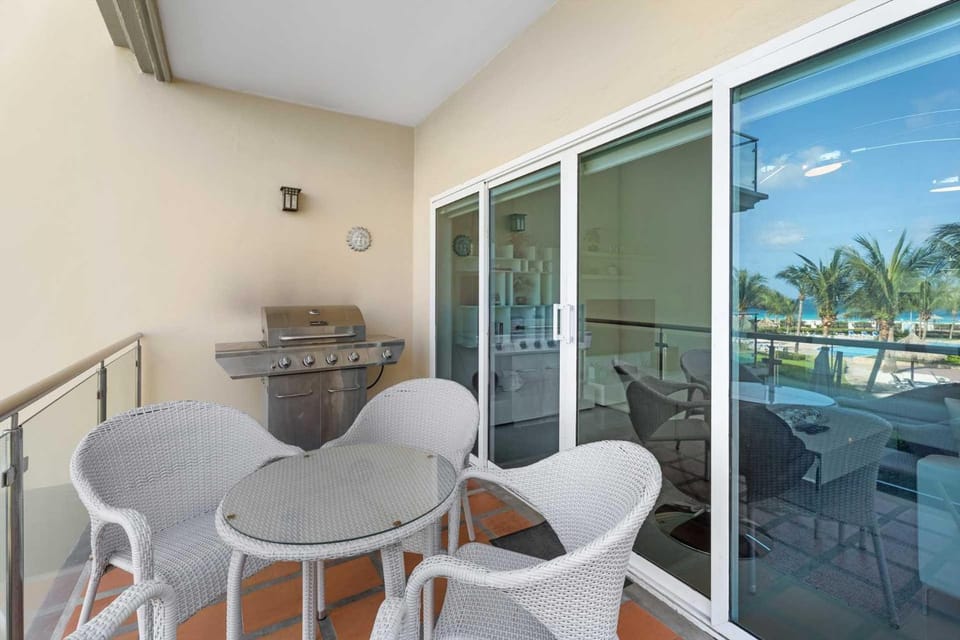 Beachfront - Ambiente Elegante 2BR condo - BC256 House in Noord