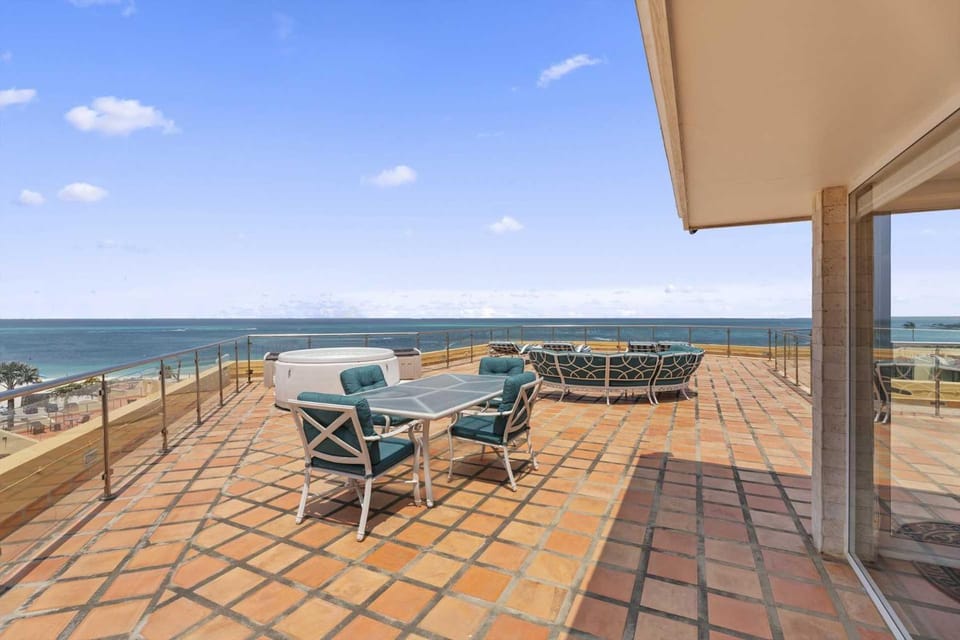 Beachfront - Ultimate Penthouse 3+BR condo - BG531 House in Noord