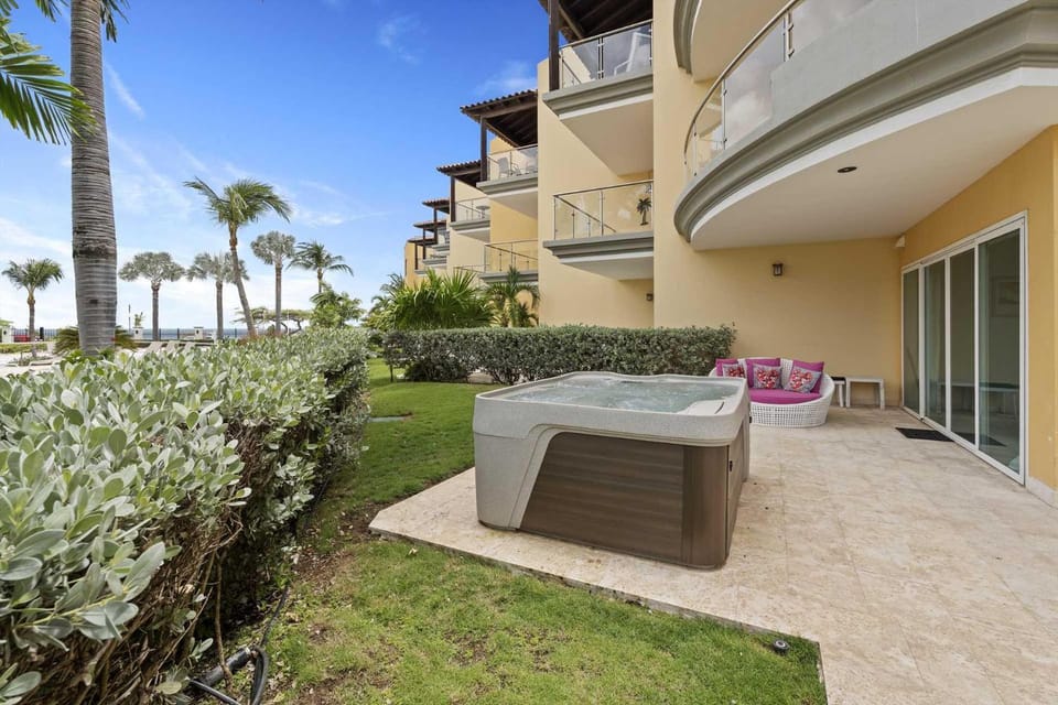 Beachfront - Beach Garden 1BR condo - E124-2 House in Noord