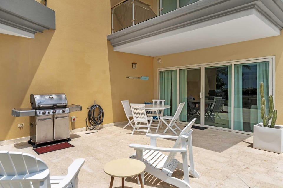 Beachfront - Beach Garden 1BR condo - E124-2 House in Noord