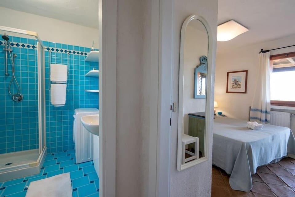 Shower, Toilet, Bed, Bathroom, Photo of the whole room, Bedroom, towels