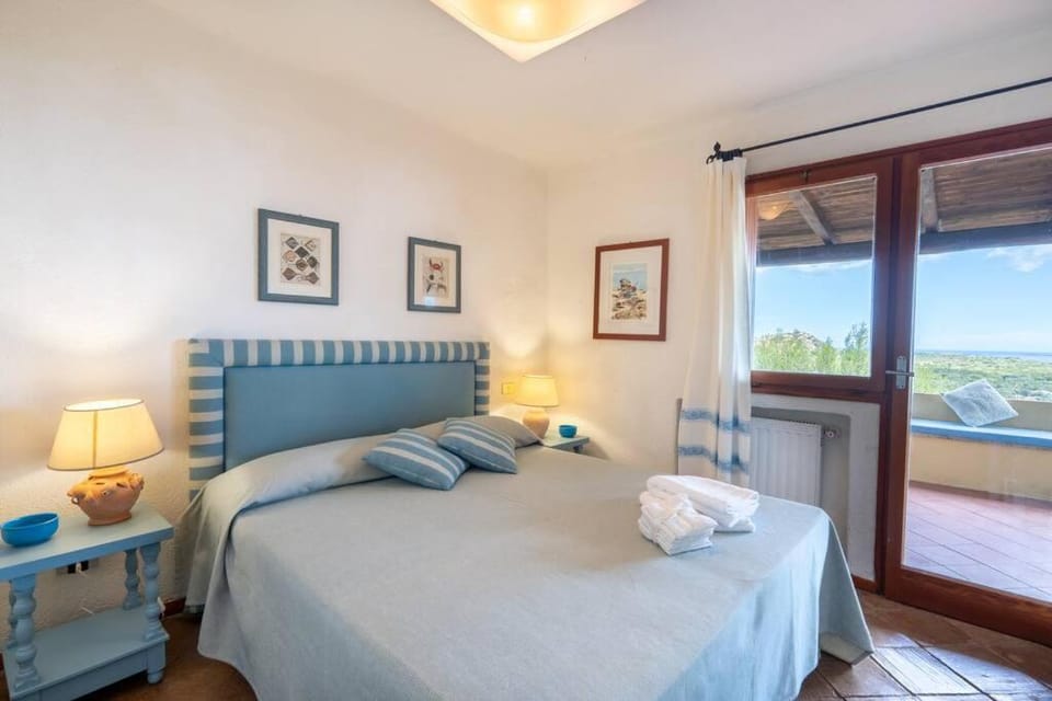 Bed, Natural landscape, Photo of the whole room, Bedroom, towels