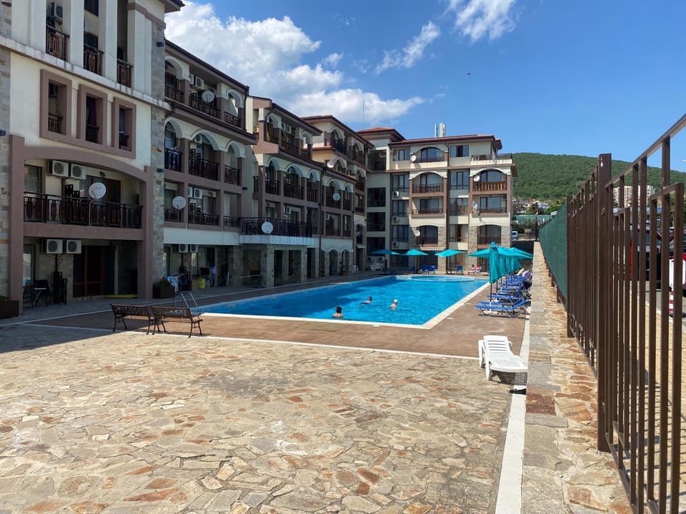 Property building, Day, Pool view, Swimming pool, sunbed