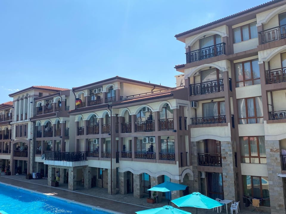 Property building, Day, Pool view, Swimming pool, sunbed