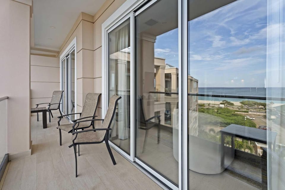 Beach View - Seascape Retreat 2BR condo - LV605 House in Noord