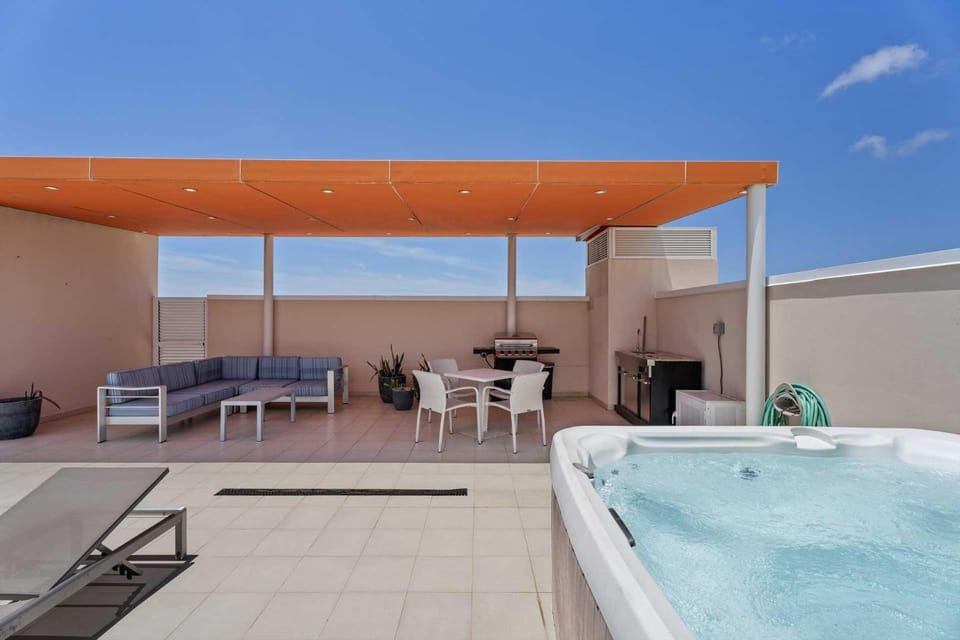 Beach View- Scenic View Penthouse 2BR condo- LV607 House in Noord