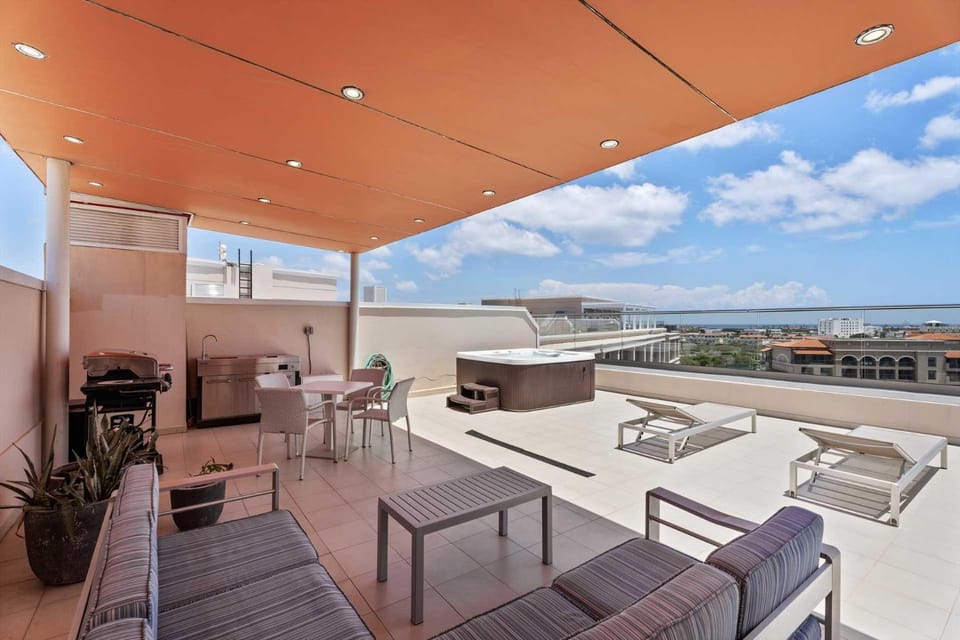 Beach View- Scenic View Penthouse 2BR condo- LV607 House in Noord