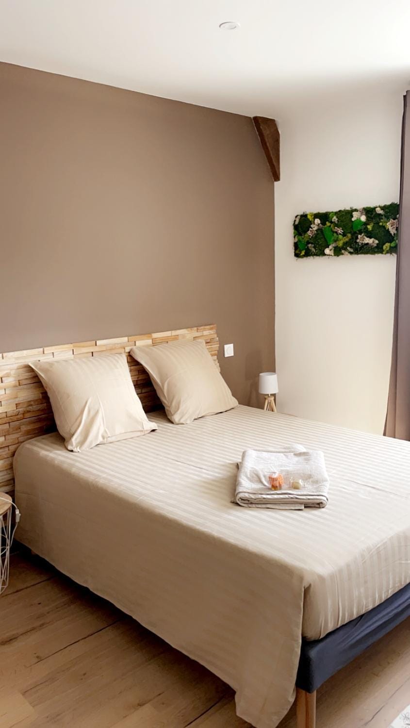 Bed, Bedroom, towels
