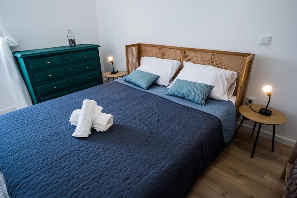 Bed, Bedroom, towels