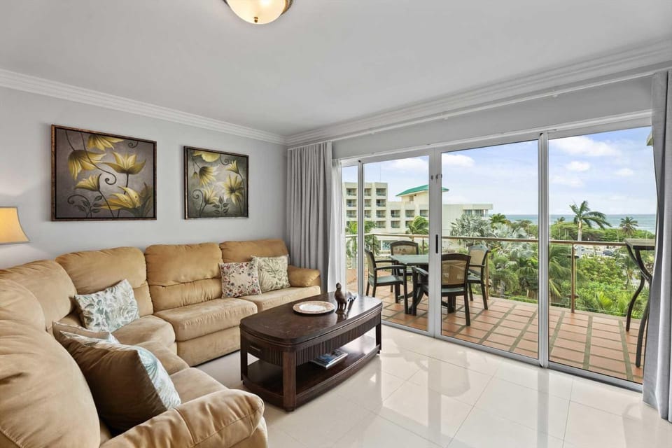 Beachfront - Best View 2BR condo - E422-2 House in Noord