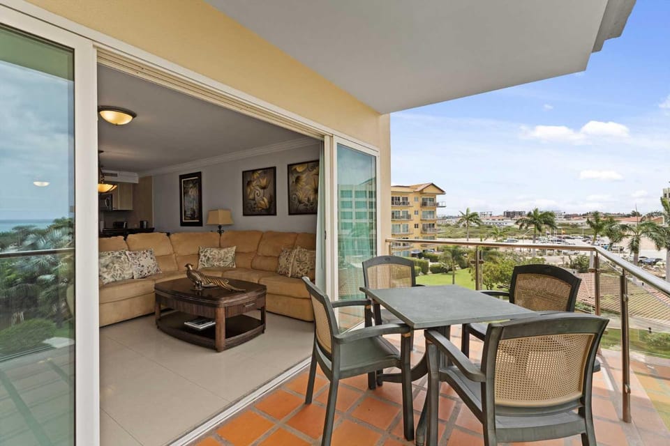 Beachfront - Best View 2BR condo - E422-2 House in Noord