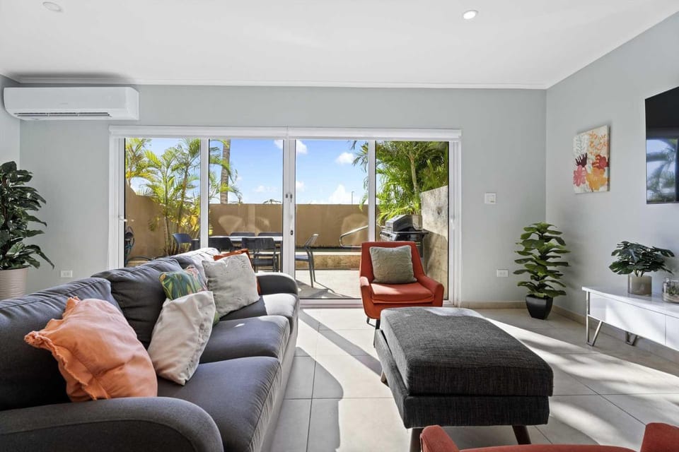 Eagle Beach- Private pool- LeVent townhome-LV130th House in Noord