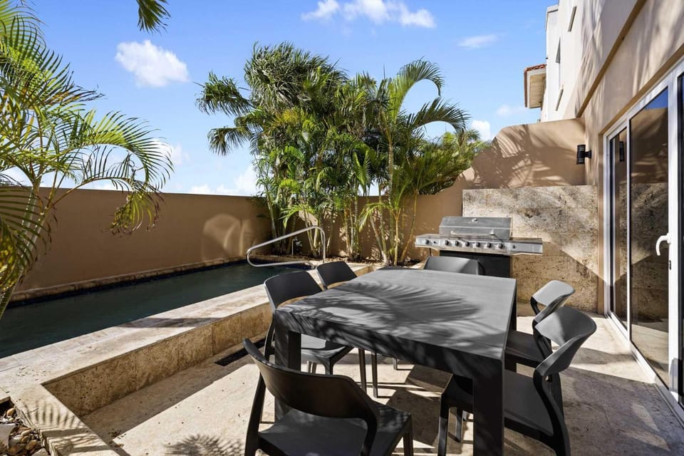 Eagle Beach- Private pool- LeVent townhome-LV130th House in Noord