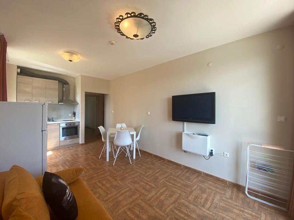 Communal lounge/ TV room, TV and multimedia, Kitchen or kitchenette, Seating area, Dining area